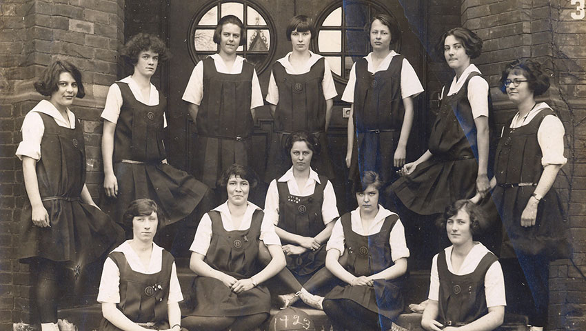 Black and white photo of the 1923 Havergal basketball team wearing tunics.