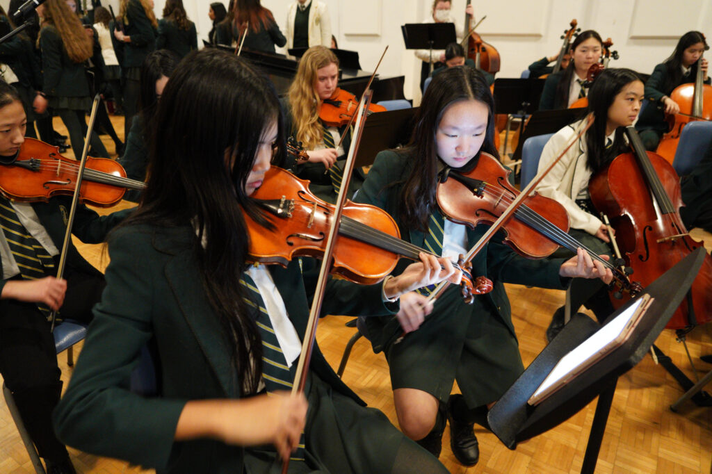 Student playing the violin.